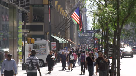 People-Walk-On-5th-Avenue-On-A-Sunny-Day-In-New-York-City,-U