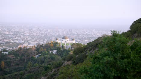Panoramablick-Auf-Die-Innenstadt-Von-Los-Angeles-Und-Das-Griffith-Observatorium