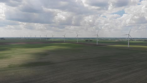 Windturbinen-Ackerland-Iowa-Amerika-Luftdrohne-Bewölkt