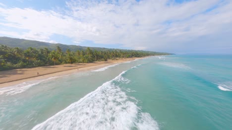 Fpv-Dynamischer-Flug-über-Wunderschönes-Meerwasser,-Sandstrand-Entlang-Der-Küste-Mit-Palmen---Playa-Coson-Beach,-Dominikanische-Republik