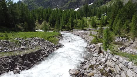 Atemberaubender-Blick-Auf-Einen-Fließenden-Fluss-In-Den-Grünen-Schweizer-Alpen