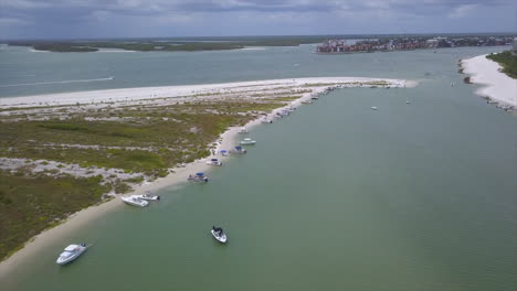 Tiro-De-Drone-De-Una-Isla-En-Marco-Island,-Florida-Con-Barcos-En-La-Costa