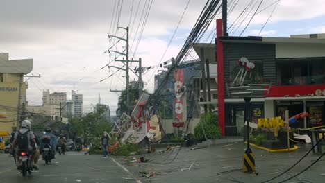 Motorradverkehr-Auf-Der-Straße-Nach-Dem-Taifun-Rai,-Philippinen