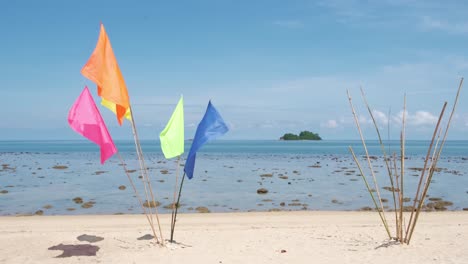 Statische-4K-Zeitlupenaufnahme-Von-Bunten-Strandflaggen-Auf-Der-Tropischen-Insel-Koh-Chang,-Thailand