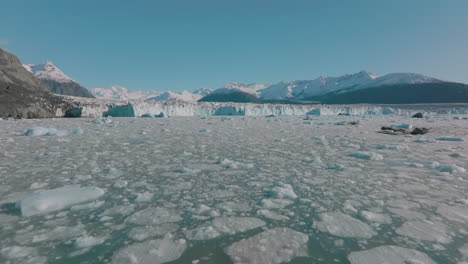 Vista-Aérea-Sobrevolando-El-Paisaje-ártico-Congelado-En-Alaska