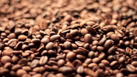 Geröstete-Braune-Kaffeebohnen-In-Einem-Haufen-Stockvideo