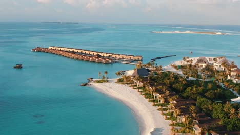 Resort-Blaue-Lagune-Weißer-Sandstrand-Malediven-Landschaft-Bei-Sonnenuntergang-über-Den-Wasservillen