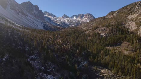 Antena-Del-Bosque-Del-Valle-De-Los-Glaciares-De-Montaña,-Parque-Nacional-King-Canyon-Big-Pine-Lakes-California