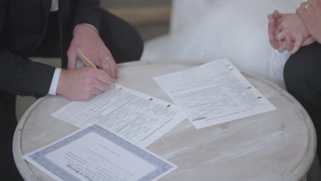 Unterzeichnung-Der-Heiratsurkunden-Mit-Braut-Und-Bräutigam