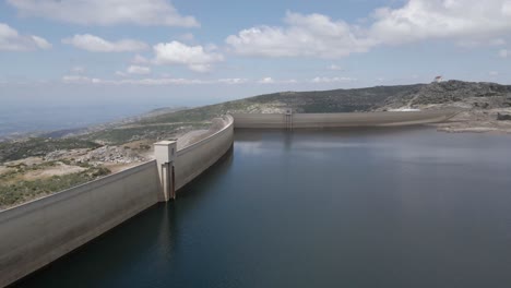 Un-Dron-Sobrevuela-Lagoa-Comprida-Una-Laguna-En-Las-Montañas-De-Portugal