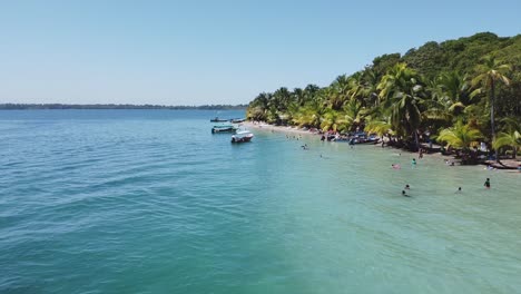 Touristen-Genießen-Es,-An-Heißen-Panamaischen-Tagen-Im-Warmen-Karibischen-Meer-Zu-Schwimmen