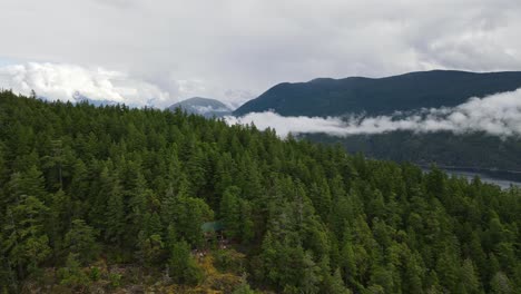 La-Cabaña-De-Manzanita-Enclavada-En-La-Ladera-De-Una-Exuberante-Montaña-Forestal-En-El-Sendero-De-La-Costa-Del-Sol-En-Columbia-Británica,-Canadá