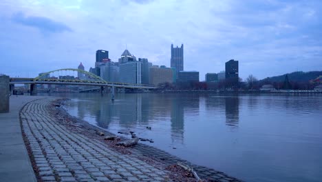 Die-Skyline-Der-Innenstadt-Von-Pittsburgh-Ist-Von-Der-Uferpromenade-Des-Allegheny-River-Aus-Zu-Sehen