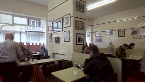 Mirada-Interior-Al-Estilo-Art-Deco-Del-Café-Regency-En-Westminster,-Londres-El-29-De-Marzo-De-2022
