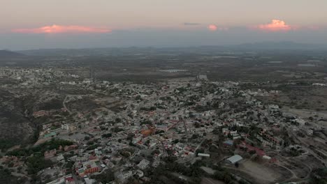 Panoramic-View-Of-Pueblo-Magico-Near-Peña-de-Bernal-Monolith-During-Sunset-In-San-Sebastian-Bernal,-Queretaro,-Mexico