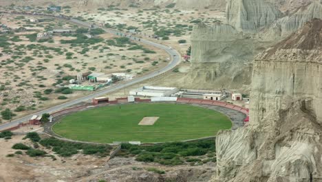 Cricket-Oval-Mit-üppigem-Grünem-Gras-In-Ländlicher-Pakistanischer-Landschaft