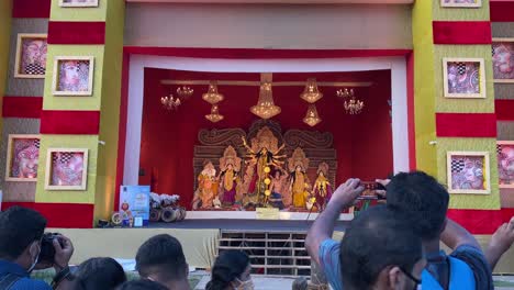 Goddess-Durga-idol-decorated-at-puja-pandal-in-Kolkata,-West-Bengal,-India
