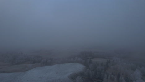 Vista-Aérea-Nublada-Sobre-La-Granja-Noruega-Cubierta-De-Niebla