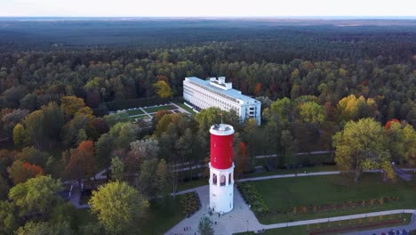 Kemeri-Wasserturm-Mit-Lettischer-Flagge-Im-Kemeri-Resort-Park-In-Jurmala,-Lettland