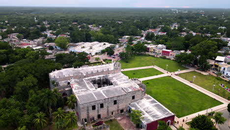 Aerial-view-of-massive-convent-in-Valladolid,-yucatán,-México