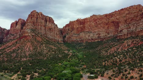 Red-Rock-Mountains-And-Vegetation-In-Sedona,-Arizona---aerial-drone-shot