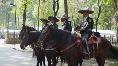 Mexikanische-Polizisten-Zu-Pferd-In-Traditionellen-Sombrero-Hüten-Und-Einer-Uniform-Im-Mariachi-Stil