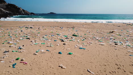 Verschmutzter-Abfall-An-Einem-Wunderschönen-Strand-Mit-Tosenden-Wellen-Im-Hintergrund-In-Binh-Hung,-Vietnam