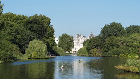 Static-shot-of-Saint-James's-Park-Lake-on-a-beautiful-sunny-day