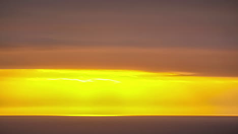 Zeitraffer-Des-Sonnenuntergangs-Hinter-Den-Wolken-über-Dem-Meer
