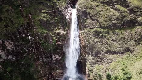 Ein-Wasserfall-Mit-Einem-Tropfen,-Der-Im-Sommer-Die-Felsige-Klippe-Hinunterfließt