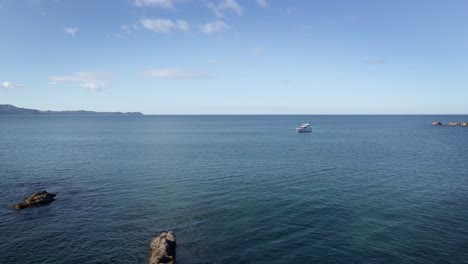 Fernblick-Von-Der-Halbinsel-Tawharanui-Auf-Eine-Luxusyacht-Mitten-Im-Meer-In-Neuseeland