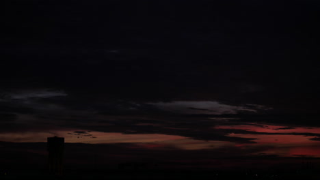 Wolken-Ziehen-Von-Sonnenuntergang-Bis-Nacht-über-Die-Stadt