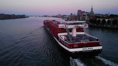 Heck--Und-Backbordseitenansicht-Des-Bolero-Frachtschiffs,-Das-Durch-Oude-Maas-Navigiert