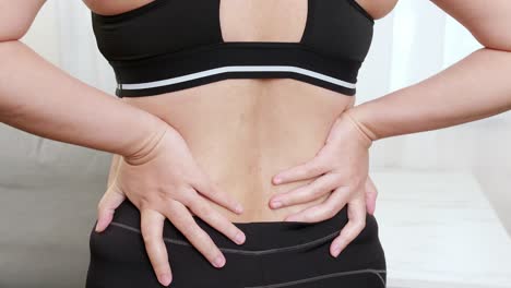 Frauen-Leiden-Unter-Rückenschmerzen-Und-Massieren-Schmerzende-Muskeln-Und-Massieren-Sich-Selbst-Mit-Der-Hand