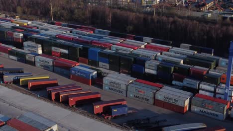 Versandcontainer-Kranlift,-Der-Schwere-Fracht-Exportkistencontainer-In-Der-Werft-Entlädt,-Luftaufnahme,-Schnelles-Schwenken-Nach-Rechts-Aus-Der-Vogelperspektive