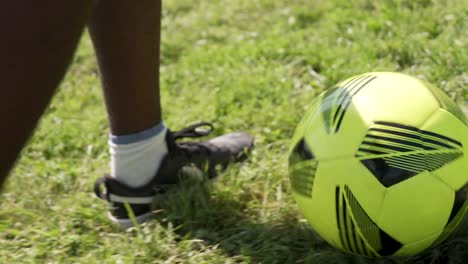 Nahaufnahme-Eines-Farbigen-Fußballspielers-Auf-Dem-Fußballfeld-–-Fokus-Auf-Ball-Und-Beine,-Zeitlupe
