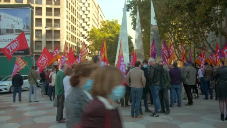 Miembros-De-Cgil-Con-Banderas-Protestando-Fuera-Del-Edificio-De-La-Empresa-En-Zaragoza,-España