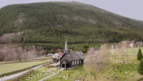 Paisaje-Escénico-Y-Una-Antigua-Iglesia-En-Sel,-Noruega---Toma-Aérea-De-Drones