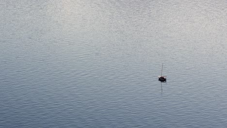 Un-Barco-Solitario-En-Un-Lago-Tranquilo