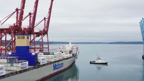 Schlepper-Und-Matson-Frachtschiff,-Beladen-Mit-Intermodalen-Containern,-Legen-Im-Hafen-Von-Tacoma-In-Washington-An
