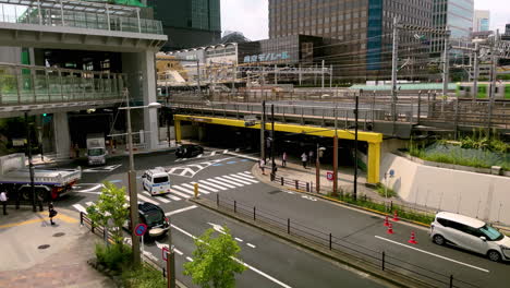 Tokio-Straße-Mit-Zügen,-Die-Auf-Einer-Überführung-Fahren