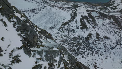 Vista-Desde-La-Cima-Del-Acantilado-Nevado-De-La-Montaña-En-Grotfjord,-Kvaloya,-Norte-De-Noruega