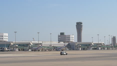 Algier-Flughafen-ATC-Tower-Und-Terminal-In-Algerien-An-Einem-Warmen,-Sonnigen-Tag