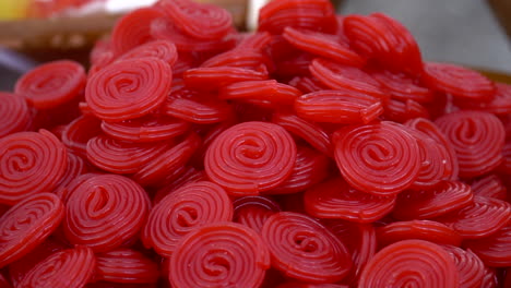 Un-Montón-De-Caramelos-De-Gelatina-Rojos-Redondos-En-El-Mercado