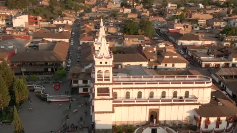 Vista-Aérea-De-La-Emblemática-Parroquia-San-Cristobal-Al-Atardecer-En-Mazamitla,-Jalisco,-México