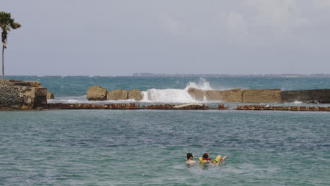 Paar-Schwimmt-Zusammen-Beim-Schnorcheln-In-Ruhigen-Gewässern-Von-San-Juan,-Puerto-Rico