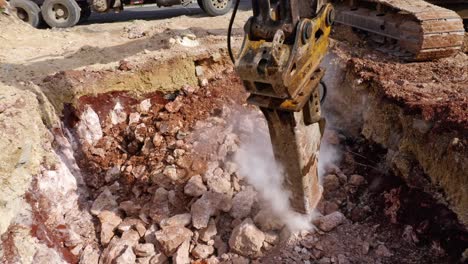 Excavadora-En-El-Sitio-De-Construcción-Excavando-En-Suelo-Polvoriento-Con-Escombros-De-Hormigón