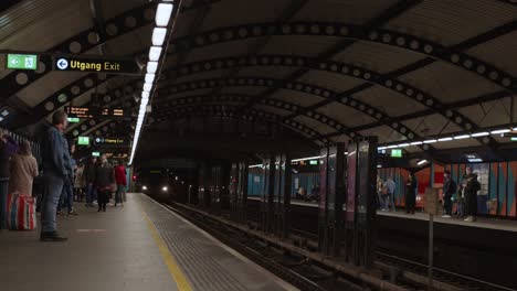 Zwei-U-Bahnen-Kommen-Am-Bahnhof-Stortinget-An-Und-Fahrgäste-Steigen-Aus-Und-Ein