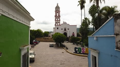Vuelo-Bajo-De-Calles-Coloridas-E-Iglesia-En-El-Centro-De-La-Ciudad-Mágica-De-Cosala