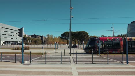 Un-Colorido-Tranvía-Moviéndose-Hacia-El-Centro-De-La-Ciudad,-Montpellier---Francia